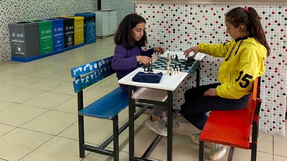 Okul Koridorlarına Satranç Takımları Yerleştirildi